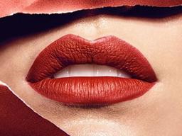 '지속력 甲' 립 틴트, 계속 바르면 입술 까매진다고요?