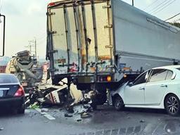 '갓길 질주' 레미콘, 앞차에 쾅…연쇄 추돌로 8명 사상