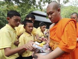 하루 한 끼 먹는데도 태국 <strong>승려</strong> 절반이 비만…왜?
