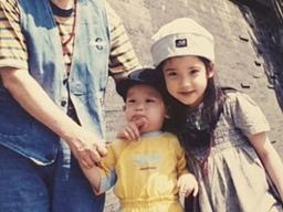 "미모 여전" 아이유, 동생 생일 기념 어릴적 사진 공개