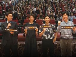 단체 관람부터 굿즈 <strong>제작</strong>까지...이제 <strong>영화</strong>도 '팬덤'이 먹여 살린다