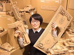 [서소문사진관]교복부터 소총까지 <strong>수제</strong>작, 재료는 낡은 아마존 종이 박스!