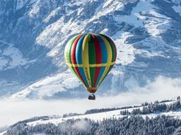 흰 눈으로 뒤덮인 <strong>알프스</strong> 산맥, 열기구로 건넌다