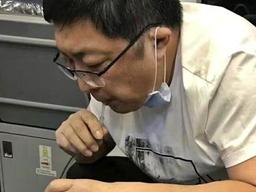 [Pick] <strong>기내</strong> 응급환자 살리려 '소변' 직접 입으로 받아낸 의사