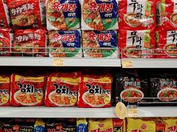 [스브스뉴스] 국내 대형마트는 '지고', 美 월마트는 다시 '뜨고'? (ft. 종이산업)