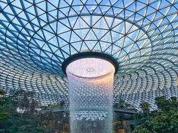 숲속 안에 공항이? 세계에서 가장 높은 폭포가 있는 <strong>싱가포르</strong> '창이공항'