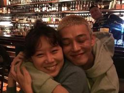 공효진, 유아인 <strong>백</strong><strong>허그</strong>에 함박 미소…"내가 좋아하는 애"