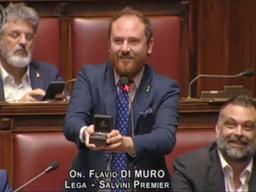 "나랑 결혼해줄래"…법안 <strong>심의</strong> 중 공개 프러포즈한 伊의원