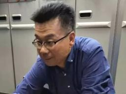 입으로 <strong>소변</strong> 800㎖ 받아냈다, 비행기서 노인 살린 中의사