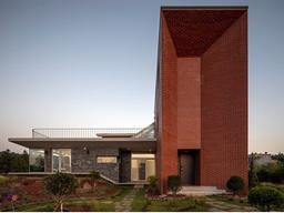 9m 붉은 <strong>벽돌집</strong>과 3면 통유리 회색 <strong>벽돌집</strong>이 하나로 뭉쳤다