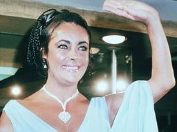 [서소문사진관]'세기의 미인' 엘리자베스 <strong>테일러</strong> 애장품 경매,100달러 부터