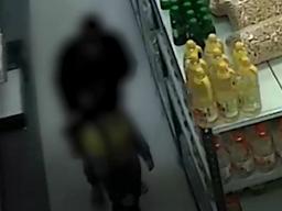 "우유 훔친 <strong>부자</strong>, 시민이 준 20만원 되돌려주러 뛰어나가..."