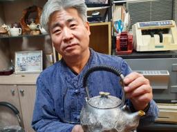 '메이드 인 코리아' 銀주전자 50년 만든 명장 "<strong>한국</strong>선 몰라줘도 중국선 억대 팔려"