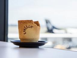 ‘쿠키’로 만든 커피잔 도입한 항공사