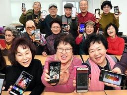 동년배에게 '터치' 알려주는 일흔의 스마트폰 선생님들