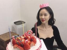 "크리스마스가 생일→열일 중"..<strong>황정음</strong>, 한층 물오른 미모 이틀째 화제