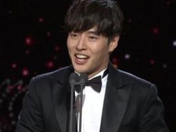 강하늘, 남자 최우수상 포함 3관왕…"좋은 사람 될 것" [2019 <strong>KBS 연기대상</strong>]