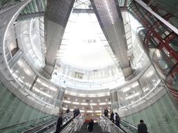 라면 봉지부터 지하철역까지, 예기치 못한 곳에서 마주한 미술