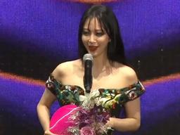 '골든디스크' 한예슬, 컬러렌즈+코걸이…파격 패션으로 <strong>고척돔</strong> 올킬