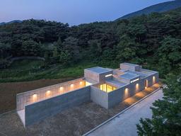 닫힌 듯 열린… 문학관 꿈꾸는 <strong>중정</strong> 많은 집