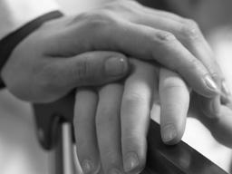 <strong>뇌출혈</strong>로 아내 쓰러지자 남편은 저체온증으로…복지 사각지대