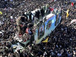 “<strong>솔레이</strong><strong>마니</strong> 안장식 56명 압사” 이란인들 추모에 광적인 이유