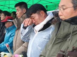 딸에게 선물받은 목도리 두른 채… 아빠는 복직한 날 눈물만 흘렸다