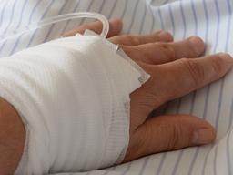 유명 유튜버, 수갑 채워진 채 흉기 <strong>피습</strong> 당해