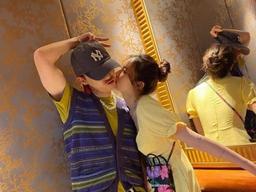 <strong>현아</strong>♥던, 볼 뽀뽀로 애정 폭발..달달한 일상