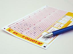 뜯어보면 극악의 <strong>당첨</strong> 확률…무리한 투자 금물