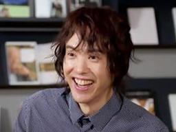 양준일의 미소 - <strong>겸손</strong>하되 비굴하지 않고 자존감이 높되 모두에게 친절한