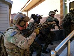 육군, '짝퉁' 논란에도 <strong>특전사</strong> 칼 5000개 보급강행