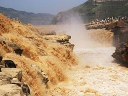 ‘민란의 영웅’ 고향 가는 길에 봇물 터지듯 황톳빛 폭포수