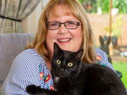 '<strong>냥</strong>펀치'로 50번 넘게 주인 생명 구한 고양이..발작 전 앞발로 깨워