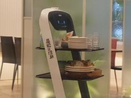 [르포]"서빙 알바요? 로봇과 인간 중에 고르라면 로봇이죠"