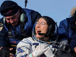 328일간 2억2369㎞ 비행…우주에 가장 오래 머문 여성비행사의 귀환