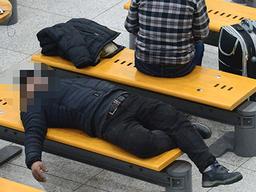 이 시국에 공항서 터 잡은 외국인 노숙자?…“잘 씻지도 않아요”