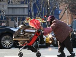 '<strong>폐지</strong> 줍는 어르신' 사라진다…中이 불러온 '<strong>폐지</strong>대란' 내막