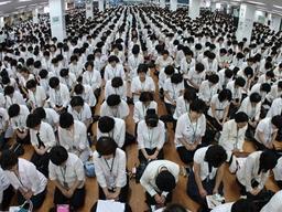 오밀조밀 모여 앉아 1시간 이상 독특한 예배방식… 확진자 15명 신천지대구교회