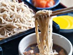 봄바람처럼 쉽게 날아가는 메밀 풍미… 그 찰나를 즐기려 직접 갈고 면을 썬다