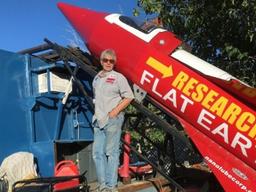 ‘평평한 <strong>지구</strong>’ 증명나선 비행사 결국 사망