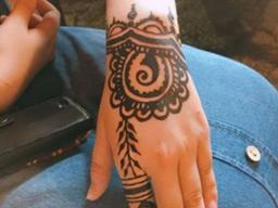 “헤나 <strong>문신</strong>하고 호텔 갔다가 엄청난 벌금을 청구 받았습니다”