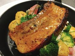 허브와 와인 먹은 통삼겹살 구이… 육즙 ‘팡팡’