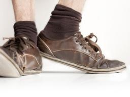 [더오래] 슈트 입는 남성은 목이 긴 양말 신어야 한다, 왜?