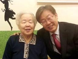 <strong>이재명</strong>의 사모곡 "어머니께 가족사 등 견디기 힘든 고통 안겨드려"