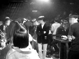 "면역력 강한데 어때"…마스크 안쓴 200여명 클럽서 `밀착 댄스`