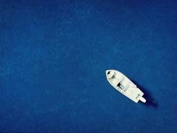 배의 정원은 8명, 가족은 11명… 누구를 버릴까