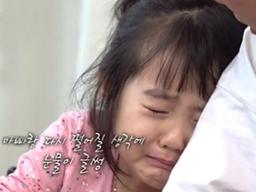 '슈돌' <strong>김영권</strong>, 훈련 위해 아내 박세진·리리남매와 이별 "아빠 가지 마" [텔리뷰]