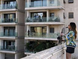 발코니 콘서트로 ‘거리는 멀게, 마음은 가깝게’