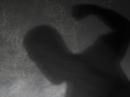 폭력 아빠 죽인 아들…"우린 맞고 살았다" 엄마는 법정통곡